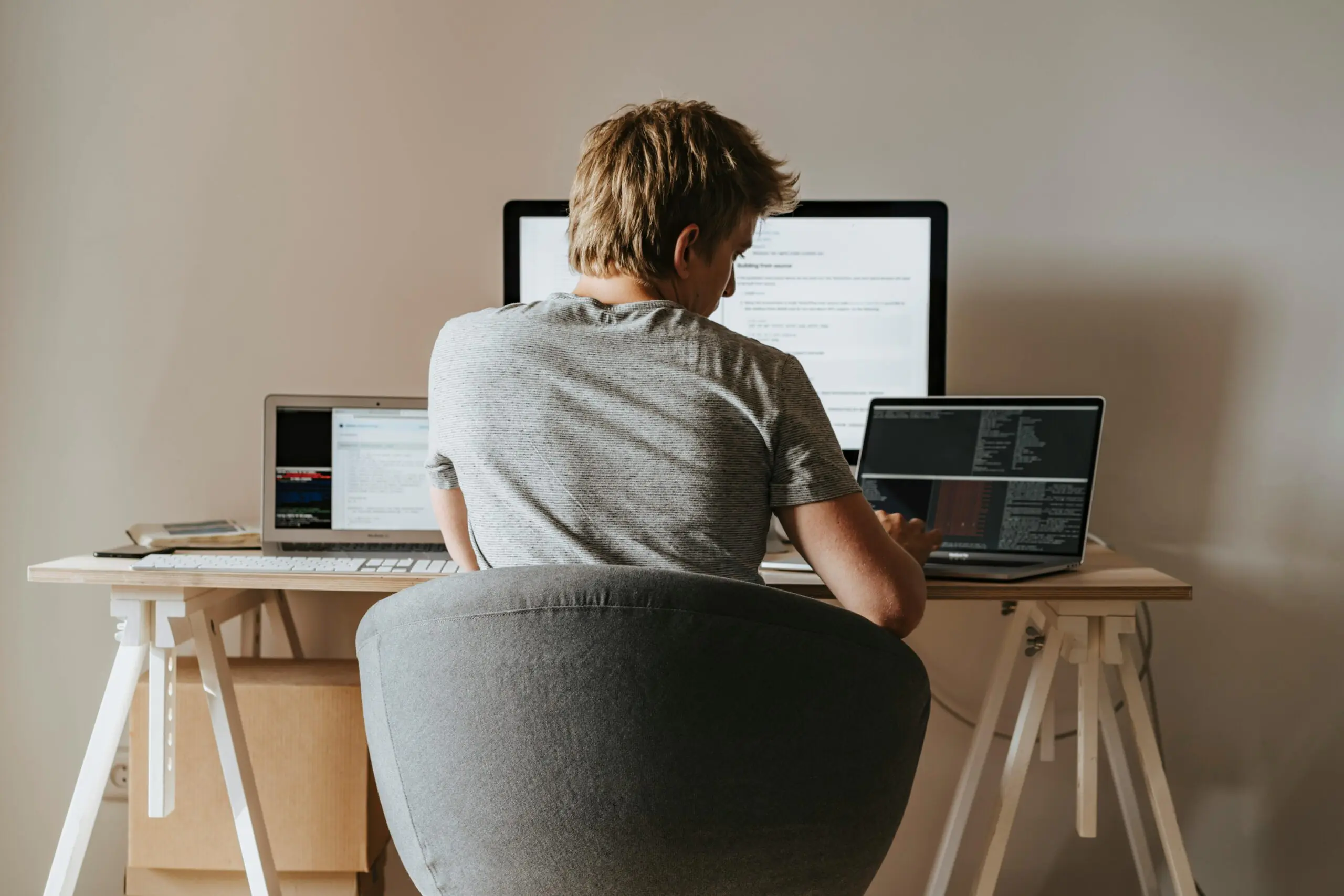 un homme travaillant sur l'ordinateur